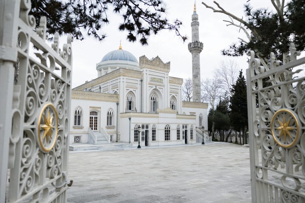  Dolmabahçe Palace