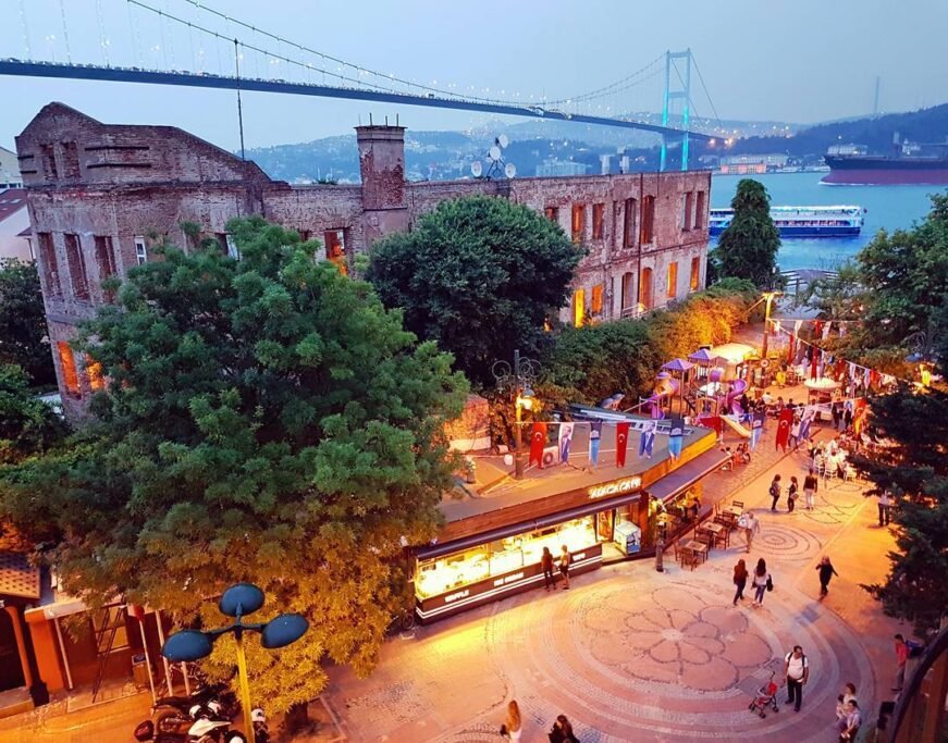  Ortaköy Sanat Pazarı (Weekend Artist Stalls)