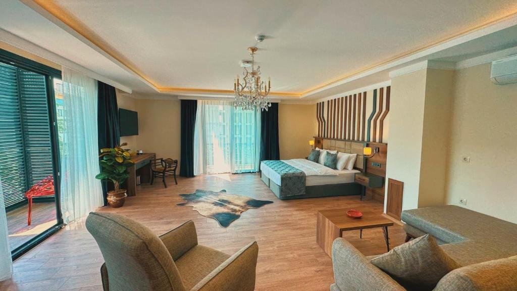 Biliris Hotel Akcaabat room with modern decor and sea-view balcony