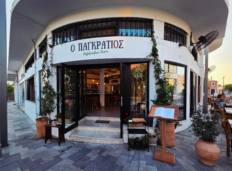 Traditional family-friendly dining at Taverna Pagratios in Paphos