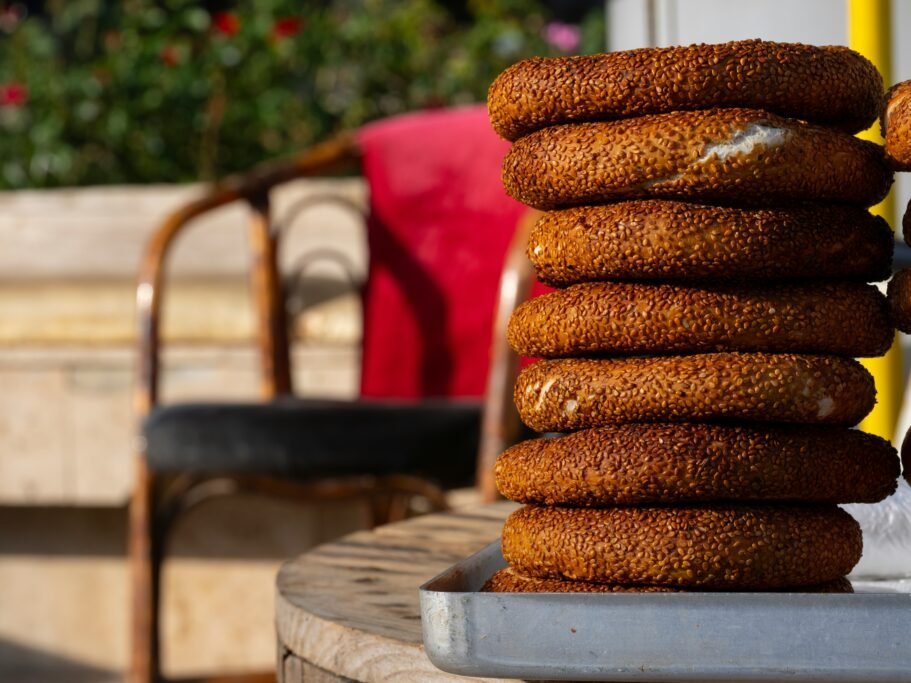 Fresh sesame gevrek and breakfast pastries served in İzmir