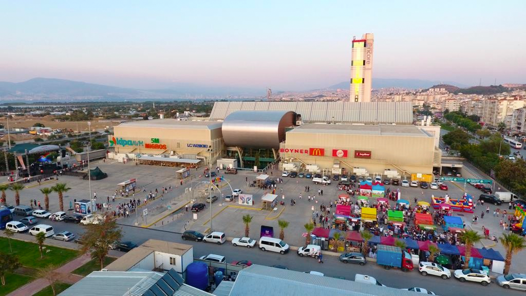 KİPA shopping center in Izmir with stores, restaurants and cinema facilities