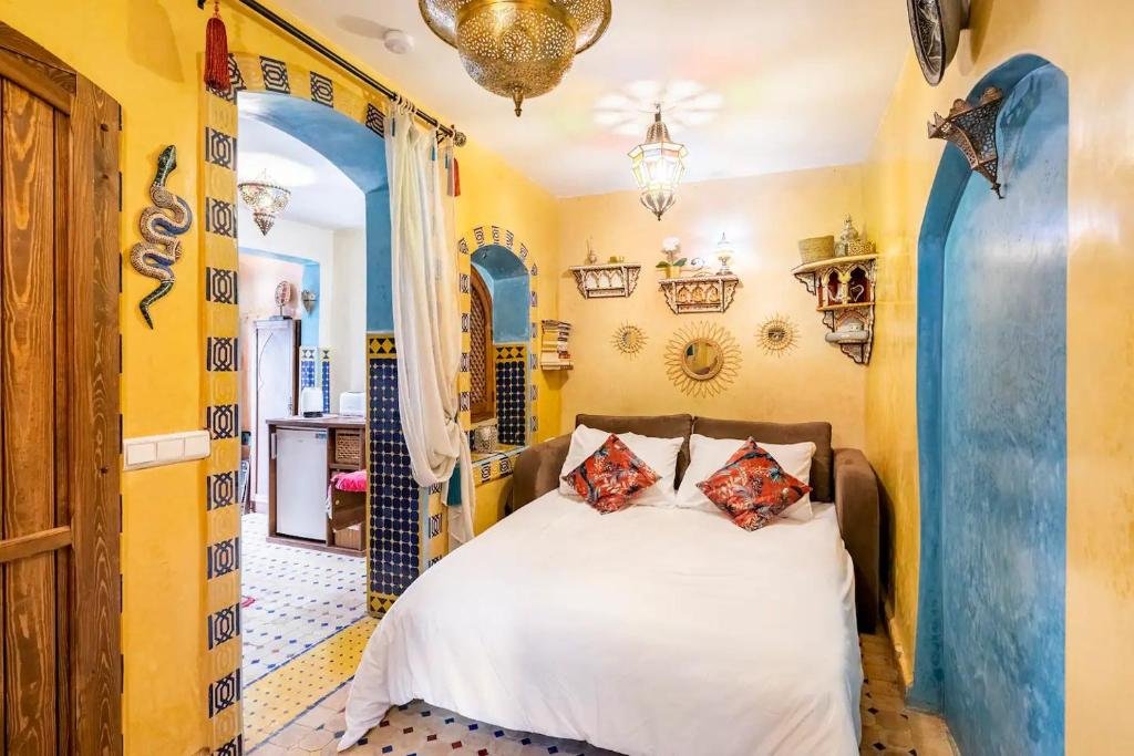 Studio Dar Sandra compact Moroccan kitchen and sleeping area in Tangier