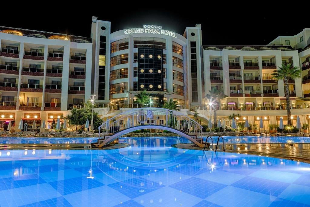 Pool and resort grounds at Grand Pasa Hotel in Marmaris