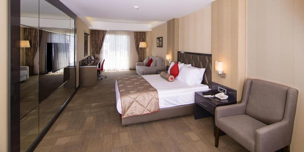 Svalinn Hotel Izmir indoor pool and wellness area near Gaziemir