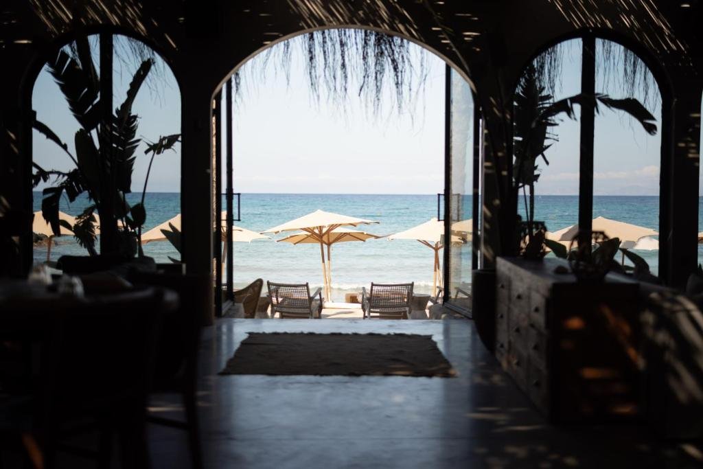 Before Sunset beach club in Ovacık Çeşme with stylish seaside loungers