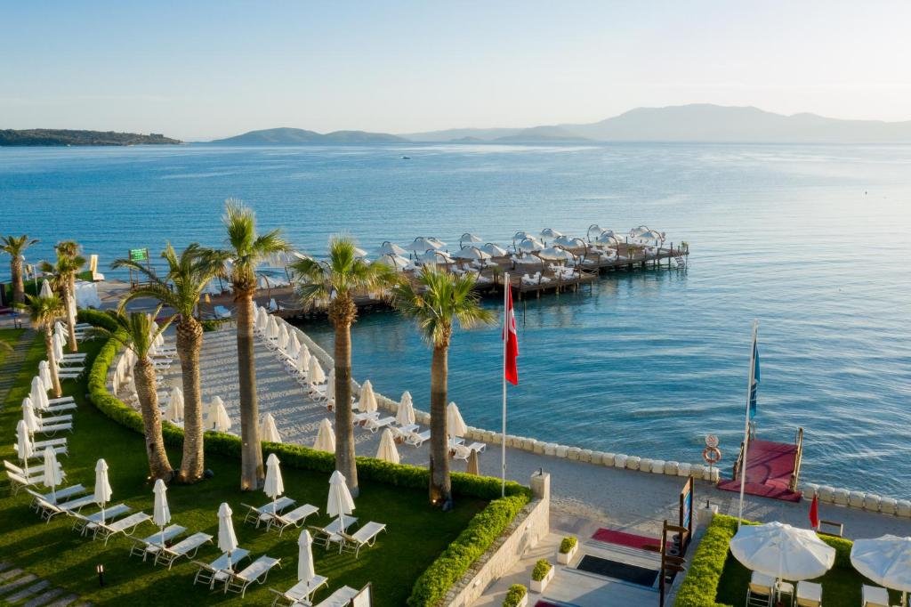 Boyalık Beach in Çeşme with calm sandy shoreline and clear blue water