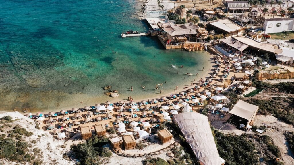 Sommer Klein Beach in Alaçatı Çeşme with clear water and sandy shore