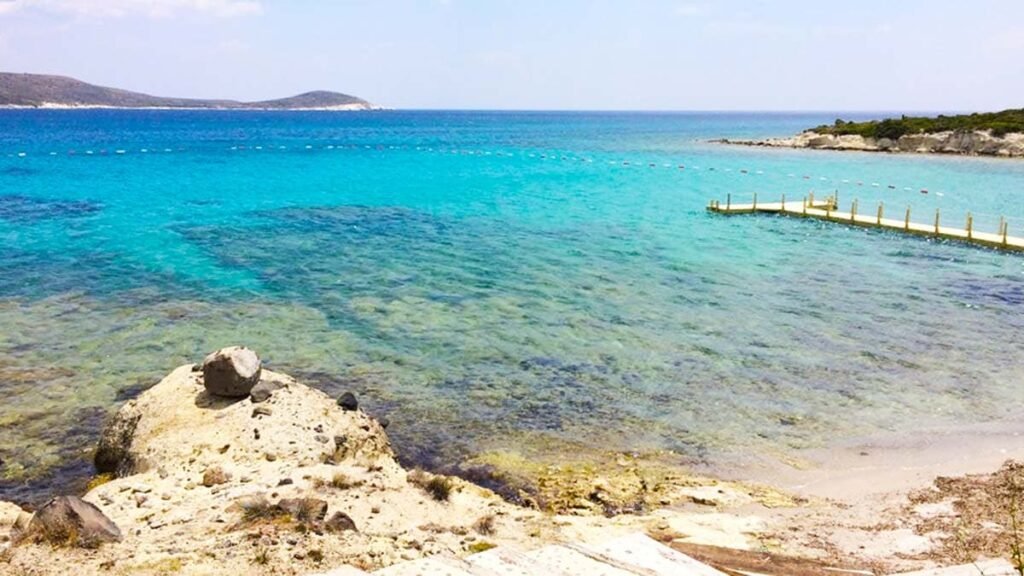 Alaçatı Çark Beach with shallow water and windsurfing conditions in Çeşme