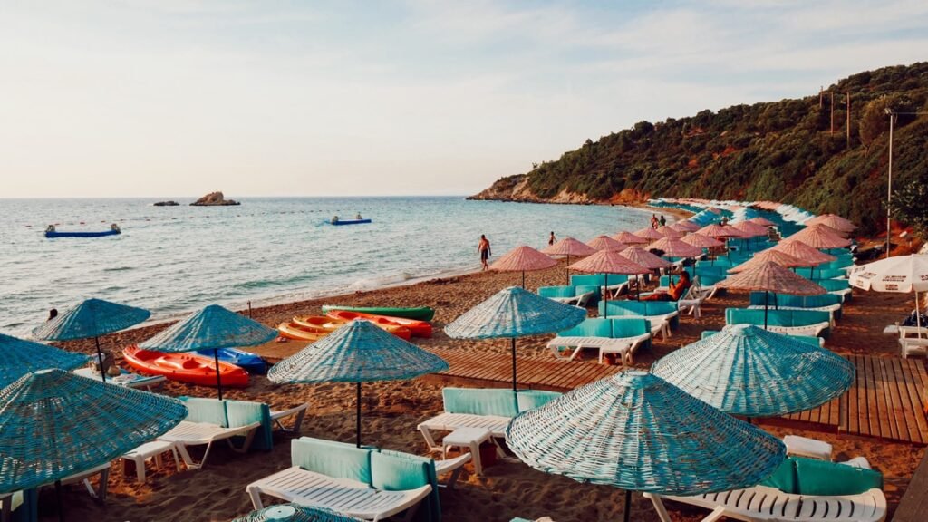 Fame Beach in Bademli Dikili with blue water and beach club facilities