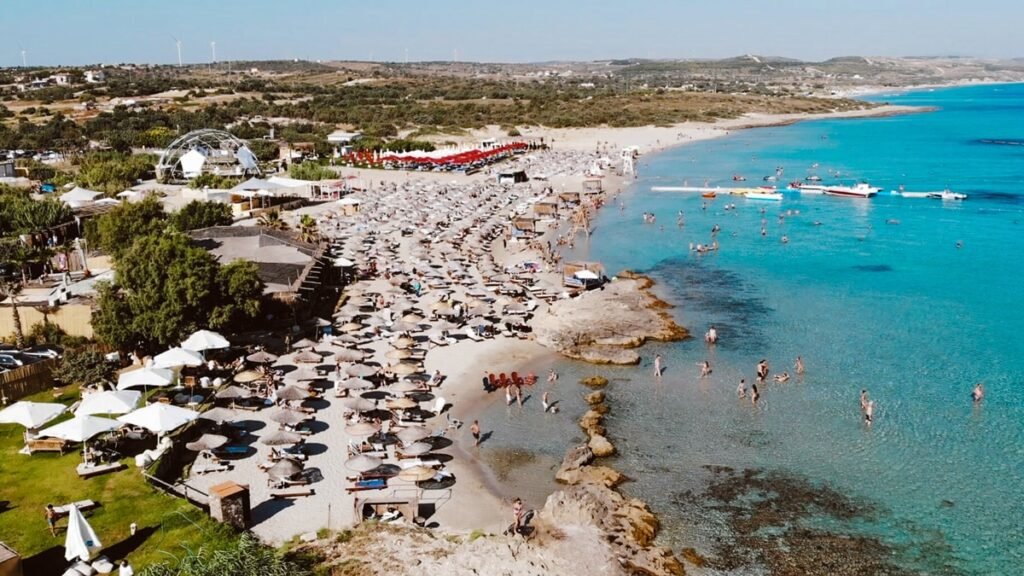 Fun Beach Club in Altınkum Çeşme with calm sandy sea and beach loungers