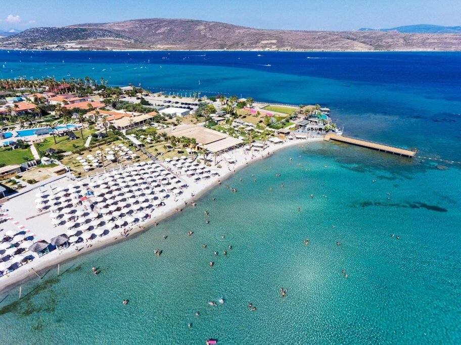 Ilıca Beach in Çeşme with fine sand, shallow water, and family-friendly shoreline
