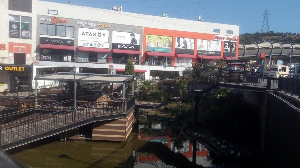 Selway Outlet shopping center in Izmir with outlet stores near the highway