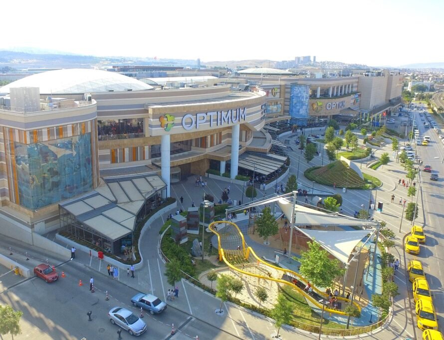 Optimum Outlet shopping mall in Izmir with stores, terraces and family facilities