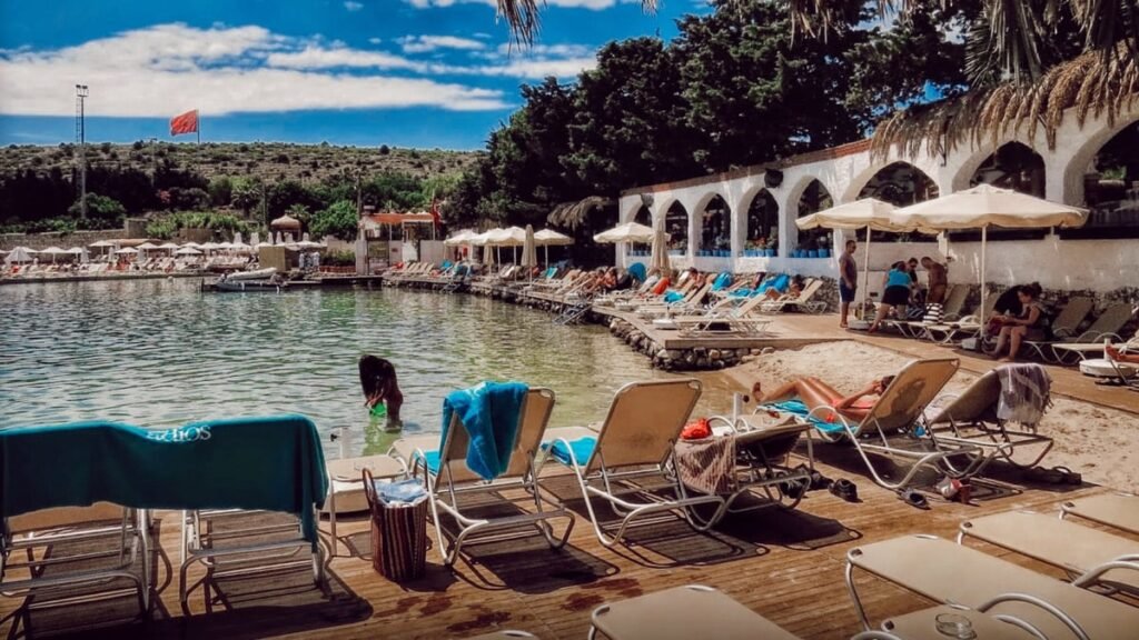 OM Paparazzi beach club in Aya Yorgi Çeşme with seaside loungers