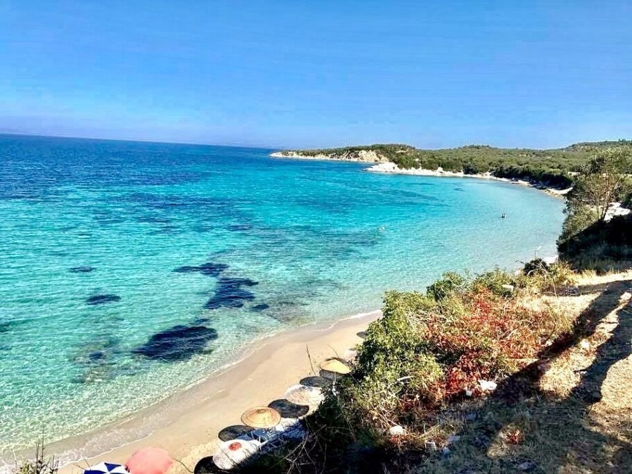 Killik Bay in Dikili with turquoise water and clay-rich rocky coast
