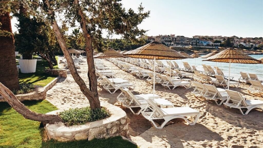 Quente Beach in Paşalimanı Çeşme with shallow warm water and sandy bay