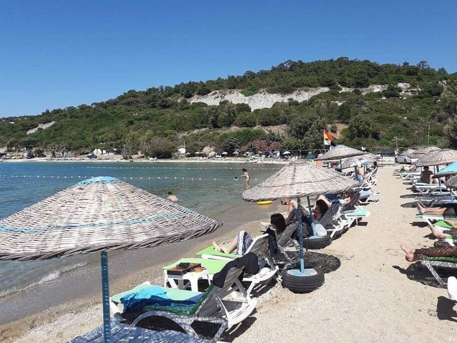 Sazlıca Bay in Foça with clear water and natural beach scenery