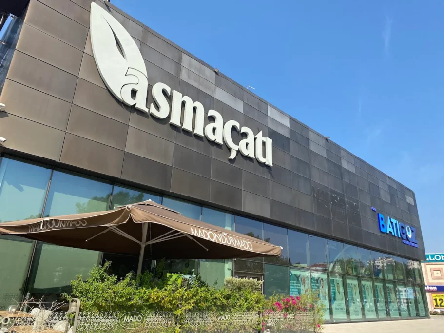 Asmaçatı Shopping Mall in Izmir with an open-air canopy and modern retail spaces