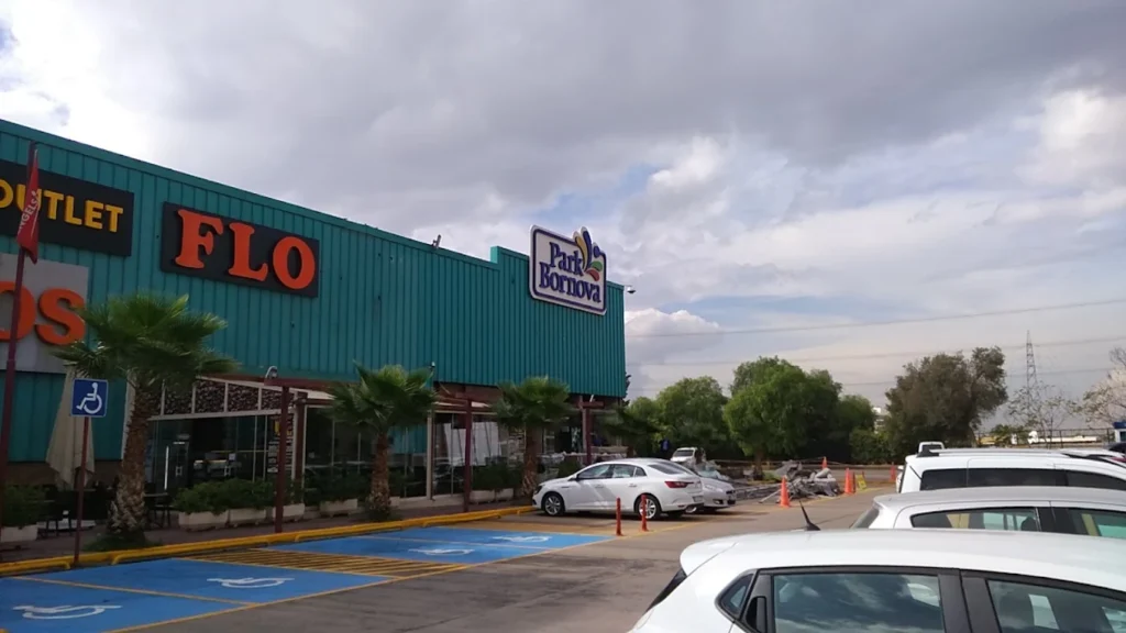 İzmir Park Outlet shopping center with stores, restaurants and cinema halls