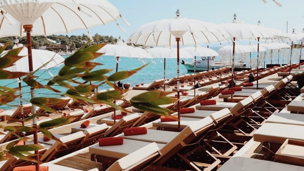 Yuzu Beach in Aya Yorgi Çeşme with chic beach club atmosphere